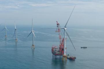 全球首台16兆瓦海上风电机组在福建海上风电场成功吊装